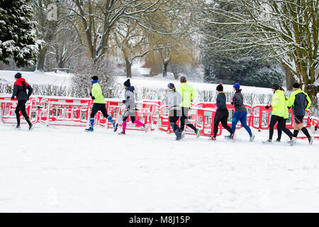 Chippenham, Regno Unito, 18 marzo, 2018. La neve non riesce a fermare un gruppo di corridori che godono di domenica mattina eseguito in Chippenham, Wiltshire. Credito: lynchpics/Alamy Live News Foto Stock