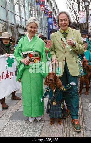 Tokyo, Giappone. Il 18 marzo 2018. I partecipanti Condimento verde di partecipare alla festa di San Patrizio parata del 18 marzo 2018, Giappone, Tokyo, Giappone. La parata annuale raccolgono migliaia di visitatori lungo la strada più elegante di Omotesando Dori, in Tokyo, per celebrare l'Irlanda festa nazionale dal 1992. Credito: Rodrigo Reyes Marin/AFLO/Alamy Live News Foto Stock