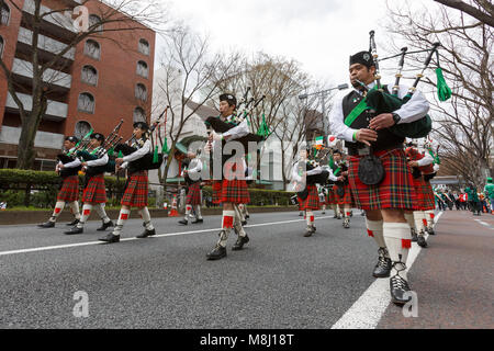 Tokyo, Giappone. Il 18 marzo 2018. I partecipanti marzo durante la festa di San Patrizio parata del 18 marzo 2018, Giappone, Tokyo, Giappone. La parata annuale raccolgono migliaia di visitatori lungo la strada più elegante di Omotesando Dori, in Tokyo, per celebrare l'Irlanda festa nazionale dal 1992. Credito: Rodrigo Reyes Marin/AFLO/Alamy Live News Foto Stock