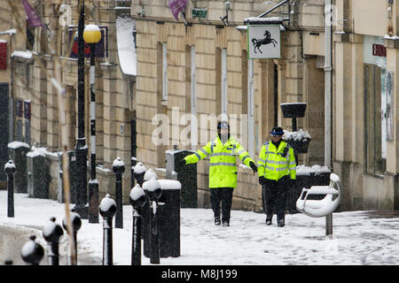 Chippenham, Regno Unito, 18 marzo, 2018. Come la neve cade due comunità di polizia responsabili di supporto sono illustrati in quanto essi a piedi lungo la High Street in Chippenham, Wiltshire. Credito: lynchpics/Alamy Live News Foto Stock