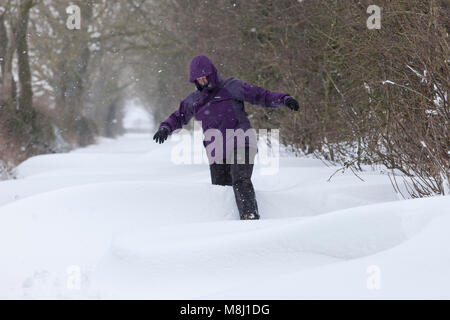 Barnard Castle, nella contea di Durham. Domenica 18 Marzo 2018. Regno Unito Meteo. Una donna battaglie attraverso la neve profonda e blizzard condizioni come la Bestia da est 2 morde duro nella Contea di Durham. David Forster/Alamy Live News Foto Stock