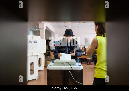 Mosca, Russia. Xviii Mar, 2018. Un uomo getta il suo voto in corrispondenza di una stazione di polling a Mosca, in Russia, il 18 marzo 2018. La Russia tenuto elezioni presidenziali di domenica. Credito: Wu Zhuang/Xinhua/Alamy Live News Foto Stock