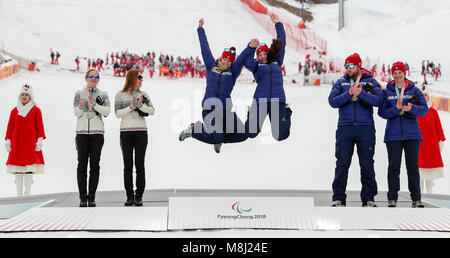 Pyeongchang, Corea del Sud. Xviii Mar, 2018. 18 marzo 2018, Corea del Sud, Pyeongchang: Paralimpiadi, Jeongseon Alpine Center: Slalom speciale femminile, non vedenti: Menna Fitzpatrick (C R, Regno Unito) festeggia con la sua guida Jennifer Kehoe dopo assunzione di oro. Credito: Jan Woitas/dpa-Zentralbild/dpa/Alamy Live News Foto Stock