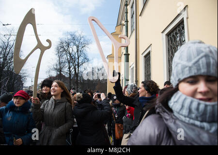 Cracovia in Polonia. Xviii Mar, 2018. La gente vede staffe di contenimento durante la protesta contro la proposta di limitare l'aborto di fronte all arcidiocesi di Cracovia.Il 14 marzo, i Vescovi polacchi hanno chiesto al governo di avviare procedimenti in un progetto di legge circa il divieto di aborto dovuto a difetti inamovibile del feto. Il 19 marzo, lunedì il progetto di legge sarà discussa in parlamento. Credito: Omar Marques/SOPA Immagini/ZUMA filo/Alamy Live News Foto Stock