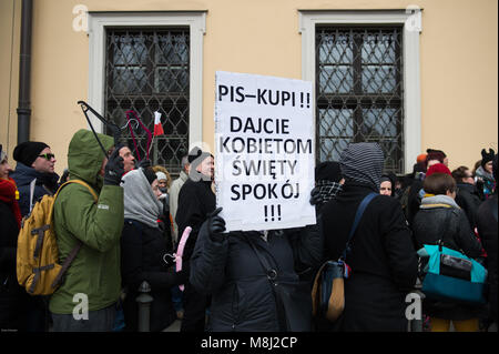 Cracovia in Polonia. Xviii Mar, 2018. Le persone che frequentano una protesta contro la proposta di limitare l'aborto di fronte all arcidiocesi di Cracovia, Cracovia.Il 14 marzo, i Vescovi polacchi hanno chiesto al governo di avviare procedimenti in un progetto di legge circa il divieto di aborto dovuto a difetti inamovibile del feto. Il 19 marzo, lunedì il progetto di legge sarà discussa in parlamento. Credito: Omar Marques/SOPA Immagini/ZUMA filo/Alamy Live News Foto Stock