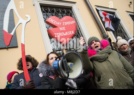 Cracovia in Polonia. Xviii Mar, 2018. Le persone che frequentano una protesta contro la proposta di limitare l'aborto di fronte all arcidiocesi di Cracovia.Il 14 marzo, i Vescovi polacchi hanno chiesto al governo di avviare procedimenti in un progetto di legge circa il divieto di aborto dovuto a difetti inamovibile del feto. Il 19 marzo, lunedì il progetto di legge sarà discussa in parlamento. Credito: Omar Marques/SOPA Immagini/ZUMA filo/Alamy Live News Foto Stock