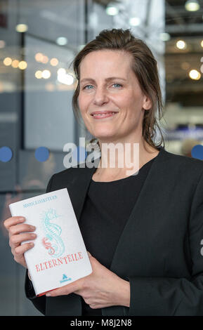 17 marzo 2018, Germania, Lipsia: norvegese autore Monica Isakstuen presenta il suo libro "Elternteile' (lit. genitori) alla Fiera del Libro di Lipsia. Questo anno di Leipzig Book Fair corre da 15 - 18 Marzo. Foto: Jens Kalaene/dpa Credito: dpa picture alliance/Alamy Live News Foto Stock