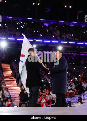 Pyeongchang, Corea del Sud. Xviii Mar, 2018. Jining Chen (R), sindaco di Pechino, Cina, riceve la Bandiera Paralimpica da Andrew Parsons, Presidente del Comitato paralimpico internazionale, durante la cerimonia di chiusura del 2018 PyeongChang i Giochi Paraolimpici Invernali svoltasi a PyeongChang Olympic Stadium, Corea del Sud, Marzo 18, 2018. Credito: Wang Jingqiang/Xinhua/Alamy Live News Foto Stock