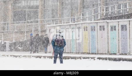 Neve a Lyme Regis, 18 marzo 2018. Regno Unito: Meteo persone brave blizzard condizioni sulla spiaggia a Lyme Regis come bestia da est 2 morsi in Lyme Regis, Dorset. Credito: Celia McMahon/Alamy Live News. Foto Stock