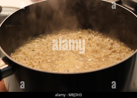 Ramen è un piatto giapponese. Esso consiste di Cinese-stile spaghetti di frumento è servita in una carne o pesce brodo, spesso aromatizzato con salsa di soia o miso, e utilizza condimenti come il maiale affettato, alghe secche, menma e le cipolle verdi Foto Stock