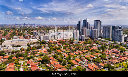 Urbana moderna ad alte torri di Chatswood sobborgo di Sydney circondato da bassa residenziale case con tetti rossi e strade locali in vista di lontani c Foto Stock