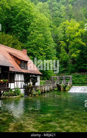 Blaubeuren: storico mulino a martelli al Blautopf (molla carsica presso il bordo meridionale delle Alpi Sveve), Baden-Württemberg, Germania Foto Stock