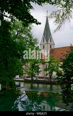 Monastero Blaubeuren: Campanile della chiesa abbaziale vicino al Blautopf (sorgente carsica al margine meridionale delle Alpi Svevi), Baden-Württemberg, Germania Foto Stock