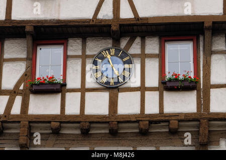 Blaubeuren: Orologio a casa in legno nella città vecchia, quartiere Alb-Donau, Baden-Württemberg, Germania Foto Stock