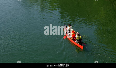 Alta Valle del Danubio (Oberes Donautal): Canoa con pagaioli sul Danubio vicino Beuron, Sigmaringen, Distretto, Baden-Württemberg, Germania Foto Stock