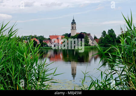 Kißlegg (Kisslegg) in Algovia: veduta della città con il 'Zeller' e chiesa parrocchiale 'St. Gallus und Ulrich', Baden-Württemberg, Germania Foto Stock