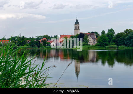 Kißlegg (Kisslegg) in Algovia: veduta della città con il 'Zeller' e chiesa parrocchiale 'St. Gallus und Ulrich', Baden-Württemberg, Germania Foto Stock