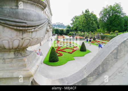 SALZBURG AUSTRIA   6 settembre 2017; i turisti passeggiare nei bellissimi giardini Mirabell visti dal passaggio sopraelevato con palazzo su lef Foto Stock