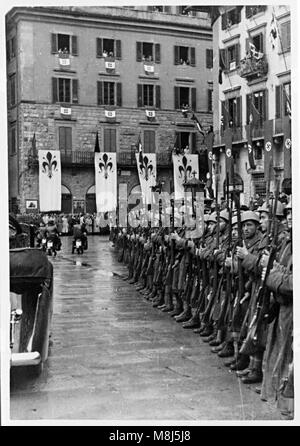 Foto storiche della Seconda guerra mondiale: Hitler e Mussolini, Ribbentropp, Ciano, Starace, Bottai visitando Florenz, Italia - Maggio 9, 1938 Foto Stock