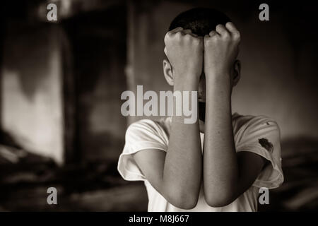 Abusando di arresto boy violenza. bambino bondage , violenza, terrorizzato , un bambino impaurito , la Giornata dei Diritti Umani del concetto. Foto Stock