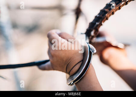 Abusando di arresto boy violenza. bambino bondage , violenza, terrorizzato , un bambino impaurito , la Giornata dei Diritti Umani del concetto. Foto Stock