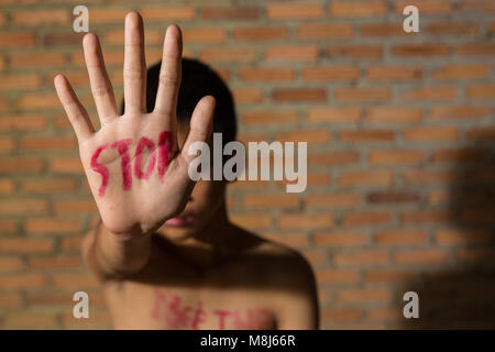 Abusando di arresto boy violenza. bambino bondage , violenza, terrorizzato , un bambino impaurito , la Giornata dei Diritti Umani del concetto. Foto Stock