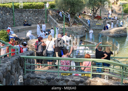 La Giordania, Israele - 21 Aprile 2017: Unidentified pellegrini cristiani di massa durante la cerimonia di battesimo presso il fiume Giordano nel nord di Israele (Yardenit battesimale, Foto Stock