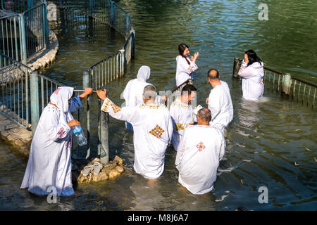 La Giordania, Israele - 21 Aprile 2017: Unidentified pellegrini cristiani di massa durante la cerimonia di battesimo presso il fiume Giordano nel nord di Israele (Yardenit battesimale, Foto Stock