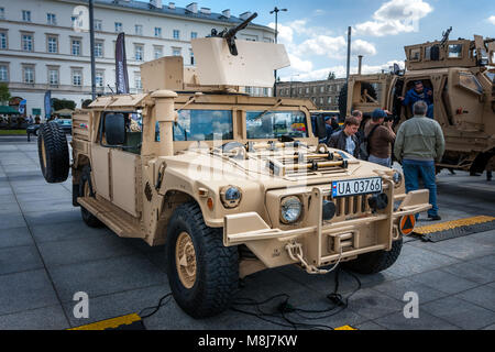 Varsavia, Polonia - 08 maggio, 2015: Humvee HMMWV m1165 capacità estesa general purpose vehicle. Il settantesimo anniversario della fine della II Guerra Mondiale, celebrati pubblica Foto Stock