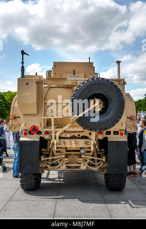 Varsavia, Polonia - 08 maggio, 2015: Oshkosh M-ATV vista posteriore della miniera-resistente imboscata veicolo protetto. Celebrazioni pubbliche del settantesimo anniversario della fine del W Foto Stock