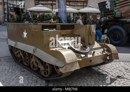 Varsavia, Polonia - 08 maggio, 2015: T 16 Supporto universale, Bren Gun Carrier, light armored veicolo cingolato, vista laterale. Celebrazioni pubbliche. Fine DELLA II GUERRA MONDIALE 7 Foto Stock