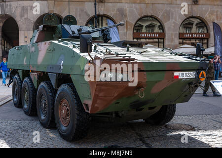 Rosomak (Wolverine) di combattimento della fanteria veicolo. Il settantesimo anniversario della fine della Seconda Guerra Mondiale. Varsavia, Polonia - 08 maggio, 2015 Foto Stock