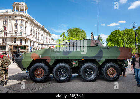 Rosomak - combattimento della fanteria veicolo, vista laterale. Il settantesimo anniversario della fine della Seconda Guerra Mondiale. Varsavia, Polonia - 08 maggio, 2015 Foto Stock