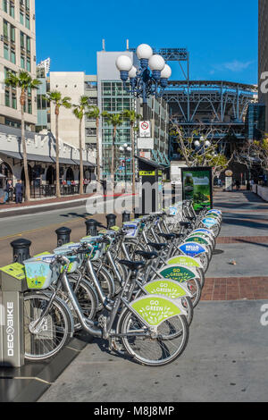 SAN DIEGO, CALIFORNIA, STATI UNITI D'AMERICA - Servizio pubblico di biciclette a noleggio nel centro storico Gaslamp Quarter dell'area del centro della citta'. Foto Stock