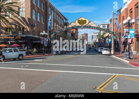 SAN DIEGO, CALIFORNIA, STATI UNITI D'AMERICA - Gaslamp Quarter entrata segno sulla Fifth Avenue nel cuore del centro cittadino di San Diego. Foto Stock