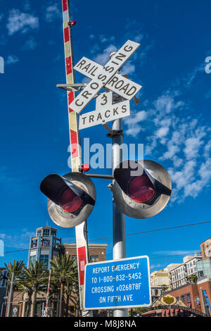 SAN DIEGO, CALIFORNIA, STATI UNITI D'AMERICA - attraversamento ferroviario barriera segno di avvertimento e le spie rosse nel quartiere Gaslamp del centro cittadino di San Diego. Foto Stock