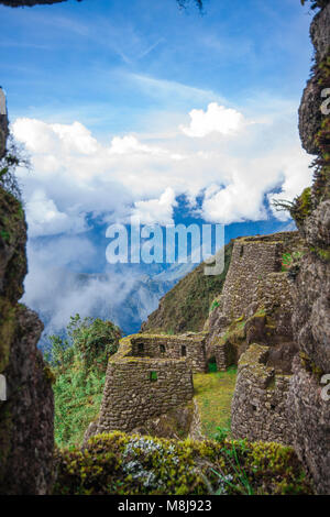 Vista mozzafiato delle Ande peruviane paesaggio sulla strada fino alla montagna arcobaleno Foto Stock