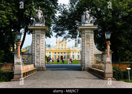 Varsavia, Polonia - 26 luglio 2014: turisti presso l'entrata principale del Wilanow Palace Royal Park Foto Stock