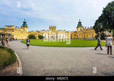 Varsavia, Polonia - 26 luglio 2014: Wilanow Royal Palace cortile principale con i turisti Foto Stock