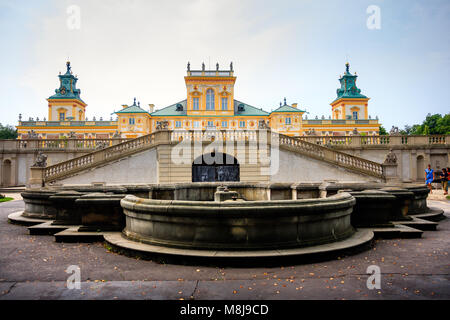 Varsavia, Polonia - 26 luglio 2014: Fontana al Wilanow Royal Palace Gardens e statue antiche Foto Stock