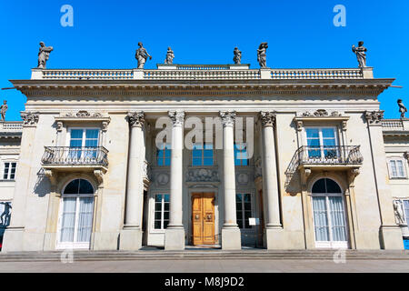 Palazzo neoclassico sull'acqua in Royal Terme Park, la principale attrazione turistica della città di Varsavia, Polonia - 20 aprile 2010 Foto Stock