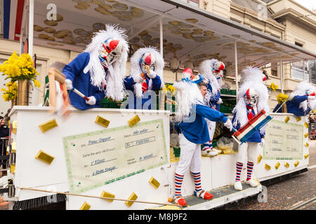 Steinenberg, Basilea, Svizzera - Febbraio 19th, 2018. Gruppo di clowns waggis in piena azione su un galleggiante di carnevale Foto Stock