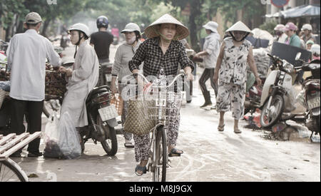 A Saigon, Vietnam - Giugno 2017: Donna su shopping in bicicletta sulla strada del mercato, a Saigon, Vietnam. Foto Stock