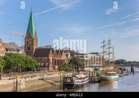 Navi storiche e chiesa lungo il fiume Weser di Brema, Germania Foto Stock