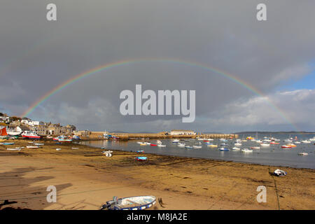 Un arcobaleno sulla spiaggia cittadina nella città di Hugh, St Mary, Isole Scilly Foto Stock