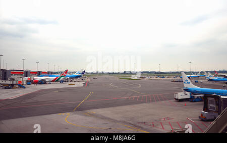 Aeroporto di Amsterdam, Paesi Bassi - 4 Settembre 2017: vista dell'aeroporto di Amsterdam e diversi aerei in attesa Foto Stock