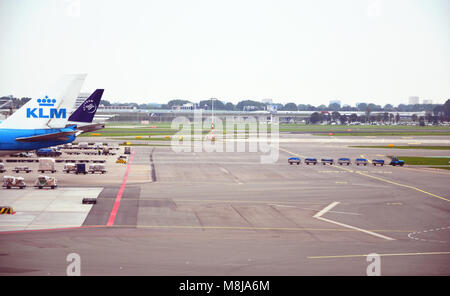 Aeroporto di Amsterdam, Paesi Bassi - 4 Settembre 2017: vista dell'aeroporto di Amsterdam e diversi aerei in attesa Foto Stock