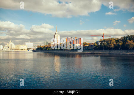 Estate vista sul fiume di Mosca con il Radisson Hotel sullo sfondo e il cielo nuvoloso Foto Stock