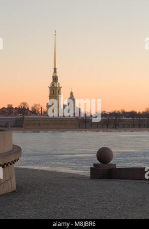 La fortezza di Pietro e Paolo la mattina presto all'alba, San Pietroburgo, Russia Foto Stock
