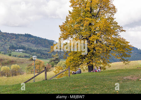 BANSKA STIAVNICA, Slovacchia - 28 settembre 2017: turisti non riconosciuto riposare sotto un albero di autunno sul Calvario. Questo Calvario è un complesso di 3 chiese un Foto Stock